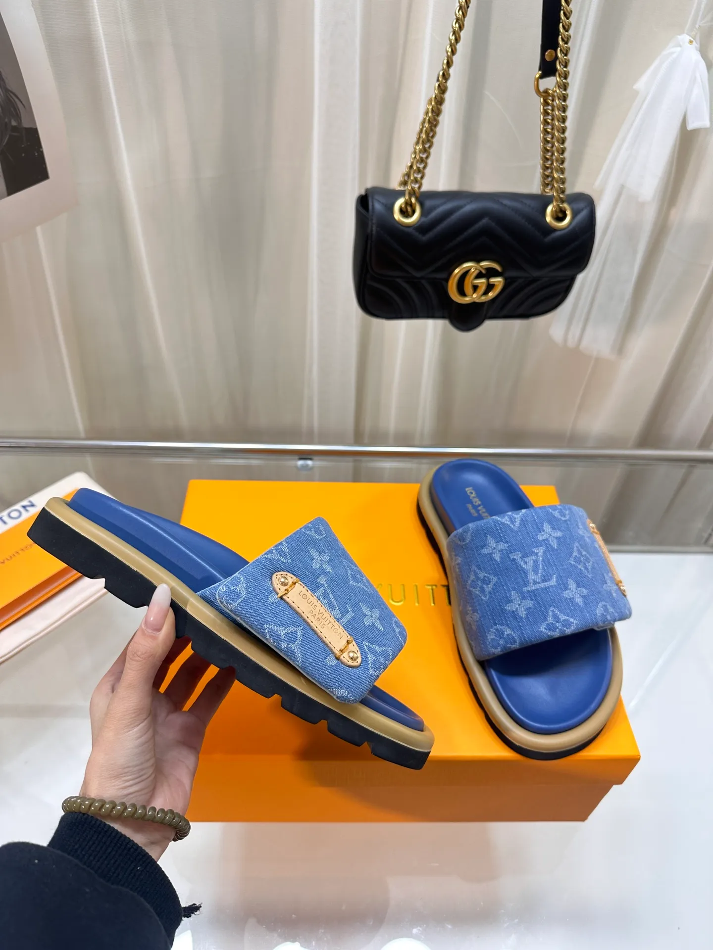 P360👟👟 LV couple’s counter features the latest hard goods of denim slippers🆕 ❥Purchase level! Full of high-end feel! A popular model among bloggers at home and abroad, it’s retro and fashionable and looks amazing on your feet! The official website’s main recommendation ▪️Upper: high-customized denim printed fabric ▪️Inner lining: imported goatskin lining ▪️Outsole: original molded non-slip and wear-resistant foam sole ▪️Size: Female 35-41 Male 41-45